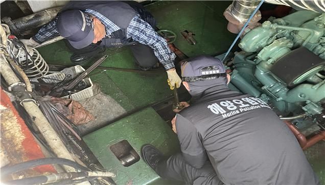 황 함유량 점검하는 부산해경