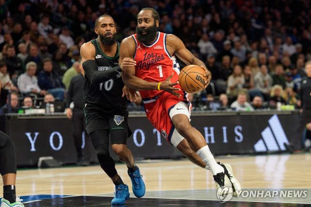 돌파하는 제임스 하든(1번)