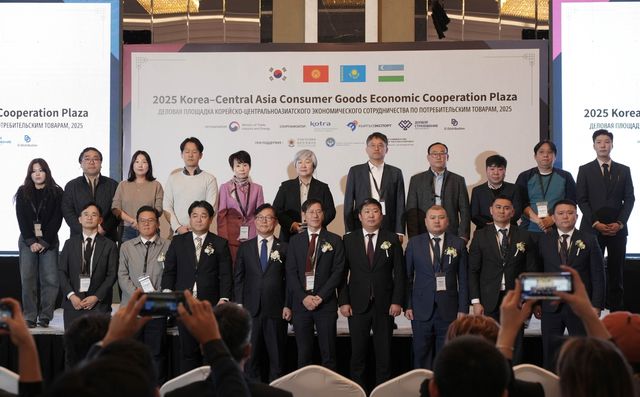 한·중앙아 소비재 경제협력 플라자 기념 사진 촬영