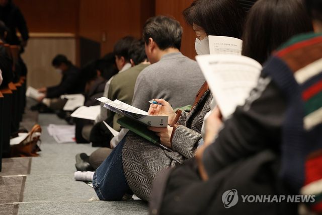 의자가 없으면 계단에서라도