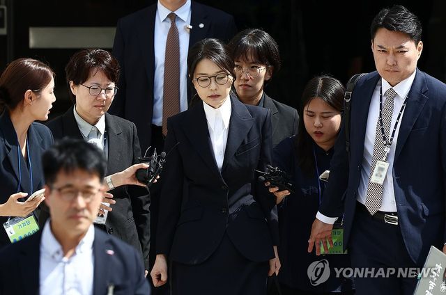 중앙지법 나서는 김건희 여사