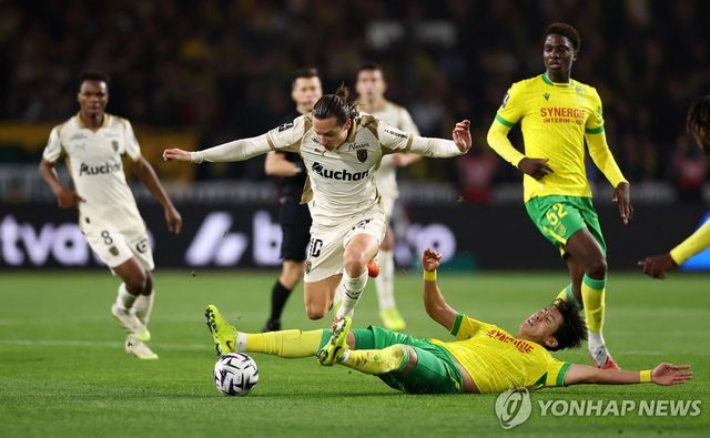 랑스와의 경기에서 태클하는 권혁규