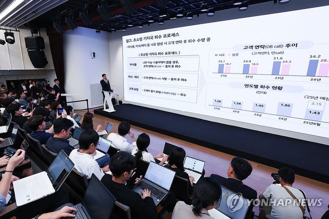 소액결제 피해 재발 방지책 설명하는 구재형 KT 본부장