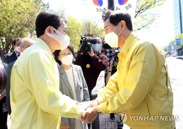 인사하는 오세훈 시장과 정원오 구청장