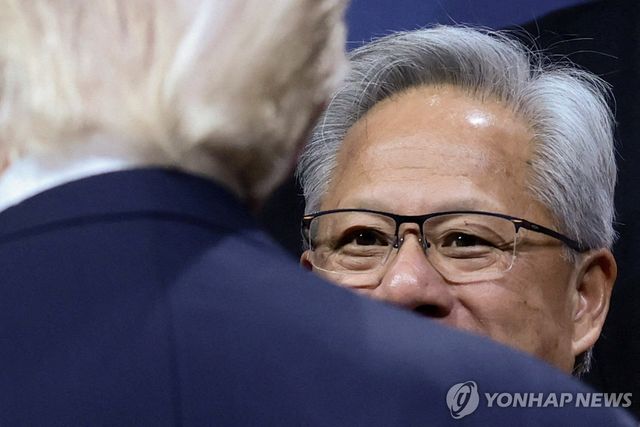 젠슨 황 엔비디아 최고경영자(CEO)가 지난달 19일(현지시간) 워싱턴DC에서 열린 미-사우디 투자 포럼에서 도널드 트럼프 대통령과 마주보고 있다. [로이터=연합뉴스 자료사진. 재판매 및 DB 금지]