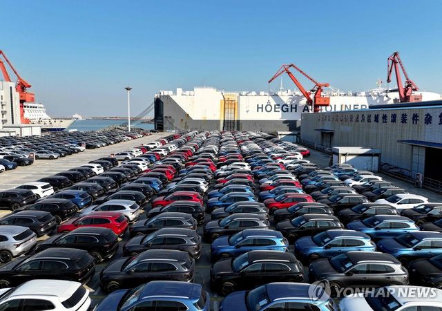 중국 동부 장쑤성 롄윈강에서 수출 대기 중인 자동차들