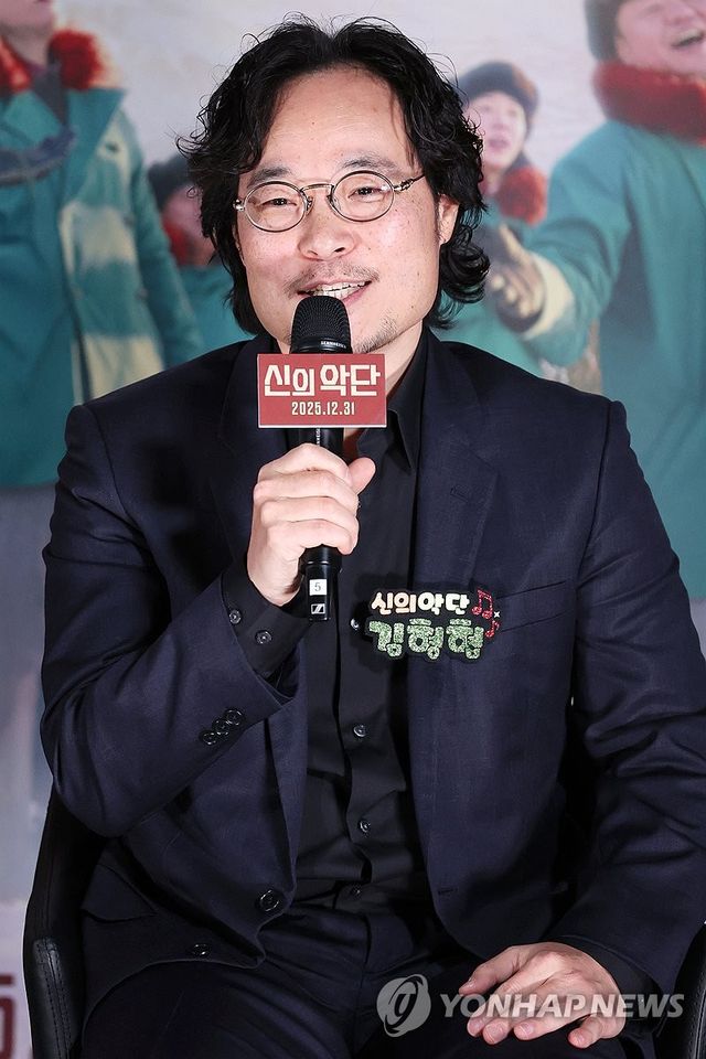 질문에 답하는 김형협 감독