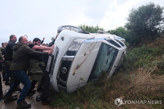 경찰차 전복하는 그리스 농민 시위대