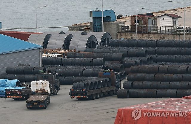 평택항에 쌓인 철강 제품들