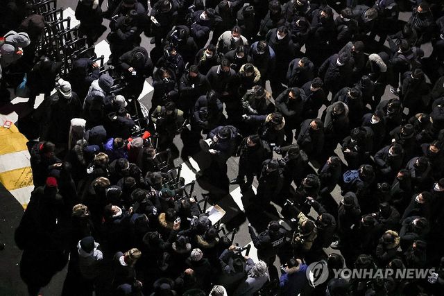 윤 대통령 체포영장 2차 집행, 대치하는 공수처와 경호처