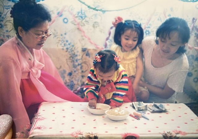 색동옷 입은 윤에스더 씨가 돌잡이를 하는 모습