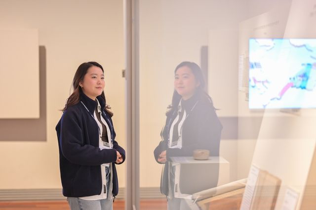 국립중앙박물관에서 문화재 살펴보는 윤에스더 씨