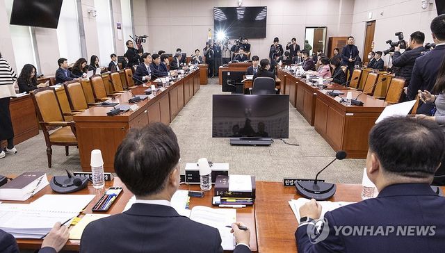 국회 법사위 법안심사제1소위 안건 설명하는 김용민 소위 위원장