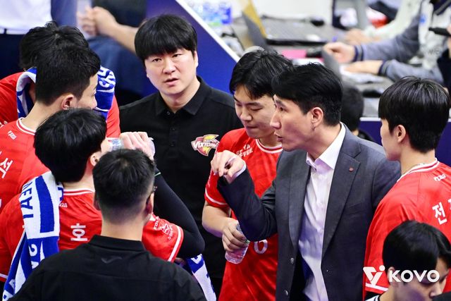 작전 지시하는 권영민 한국전력 감독(오른쪽에서 2번째)