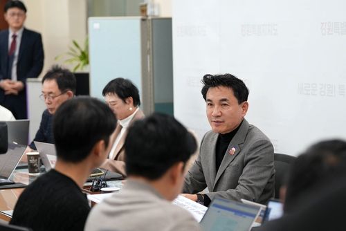 기자 간담회 하는 김진태 도지사