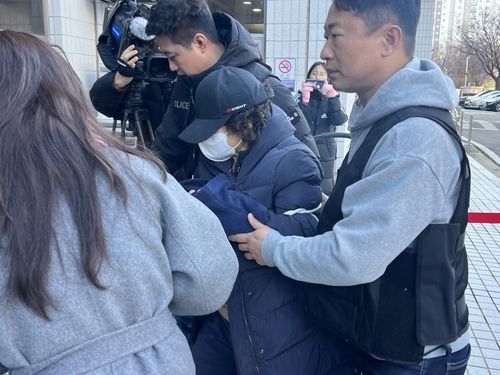 남편을 살해한 혐의를 받는 60대 여성 유모씨가 8일 서울남부지법에서 열린 구속심사에 출석하는 모습. [촬영 김유향 수습기자]