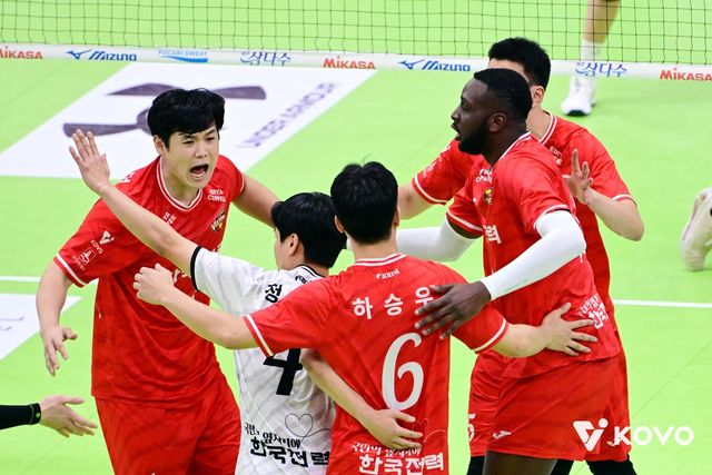 득점 후 기뻐하는 한국전력 선수들