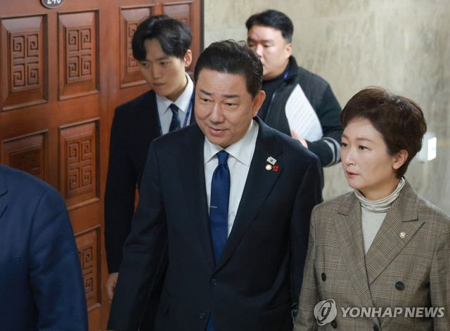 비공개 의총 참석하는 민주당 김병기 원내대표