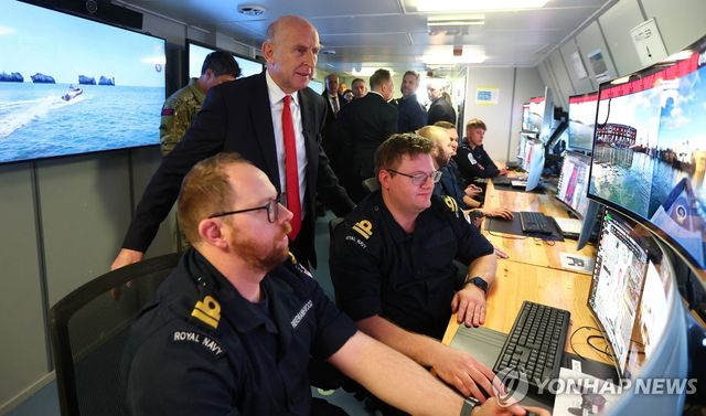 4일 포츠머스 해군기지 방문한 힐리 국방장관