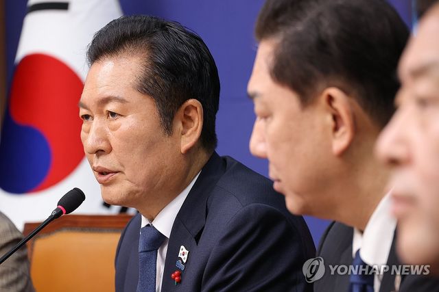 발언하는 정청래 대표