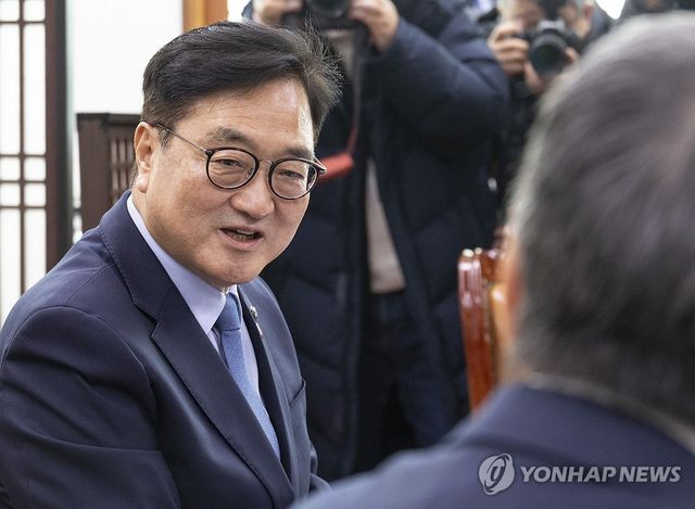 코이치 주한일본대사에게 인사말 하는 우원식 국회의장