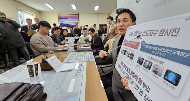 '의료 AX 프로젝트' 청사진 설명하는 김진태 지사