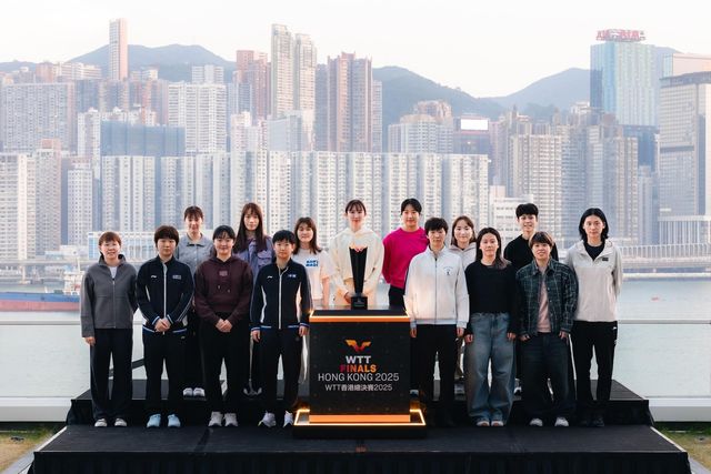  WTT 파이널스 홍콩 조 추첨식에 참석한 신유빈(뒷줄 중앙 오른쪽 붉은 계열 옷)