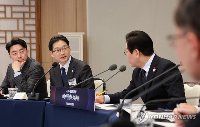 발언 듣는 이재명 대통령