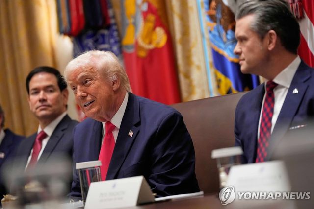 도널드 트럼프 대통령(중앙)과 피트 헤그세스 국방장관(우측)