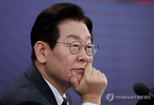 참석자 발언 경청하는 이재명 대통령
