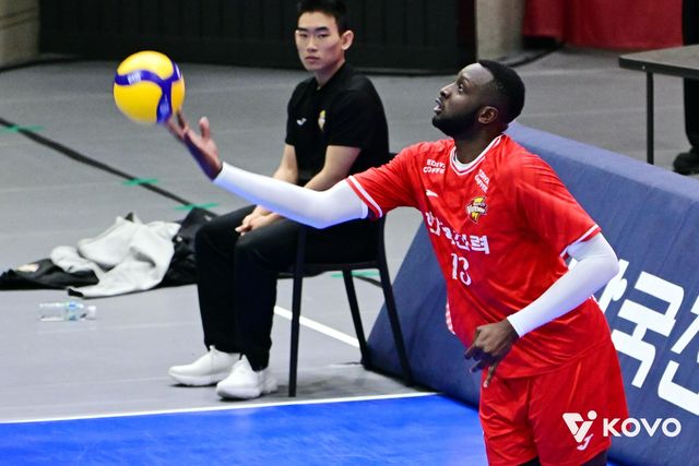 서브 준비하는 한국전력의 베논