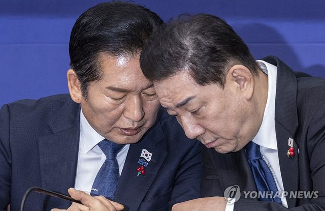 대화하는 민주당 지도부