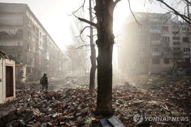 공습으로 황폐화된 도네츠크주 지역을 걷는 우크라이나 군