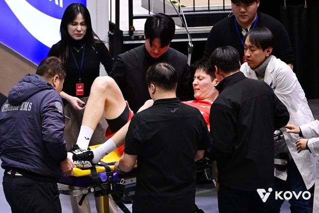 발목 부상으로 들것에 실려 나가는 한국전력의 에디(중앙)