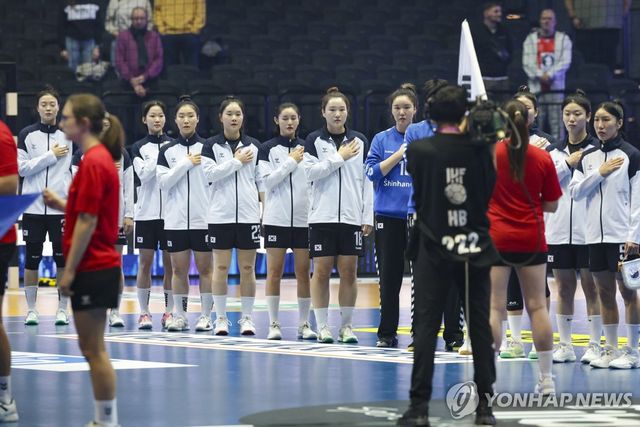 브라질과 결선리그 경기 시작 전 국민의례를 하는 한국 선수단. 