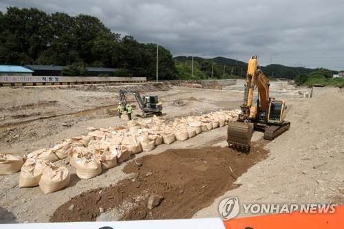 2022년 9월 태풍 힌남노로 피해를 본 뒤 포항 냉천 둑 보강