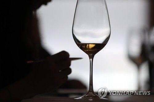 와인잔(기사와 직접 관련 없음)