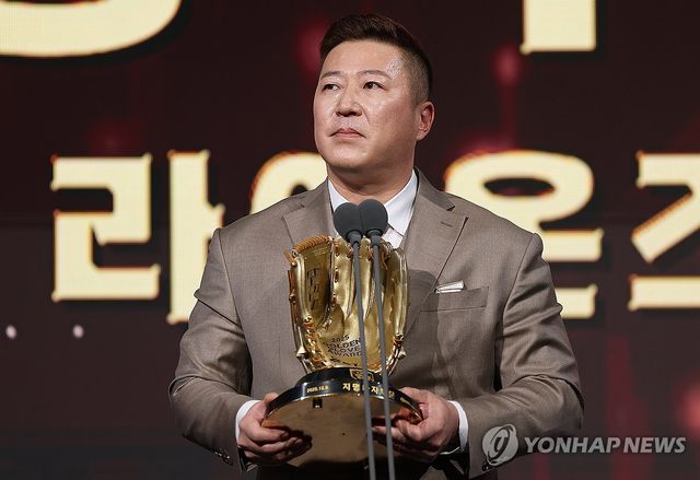 후배들 향해 수상 소감 말하는 최형우