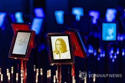 오슬로 노벨평화센터에 전시된 올해의 노벨평화상 수상자 마차도 사진