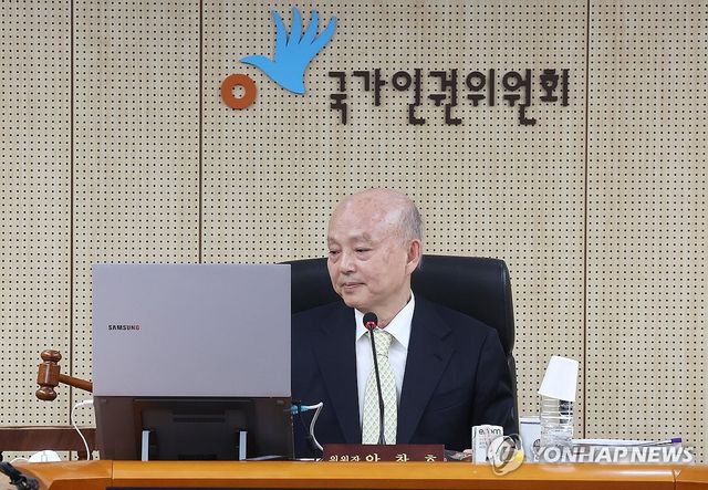 의사봉 두드리는 안창호 인권위원장