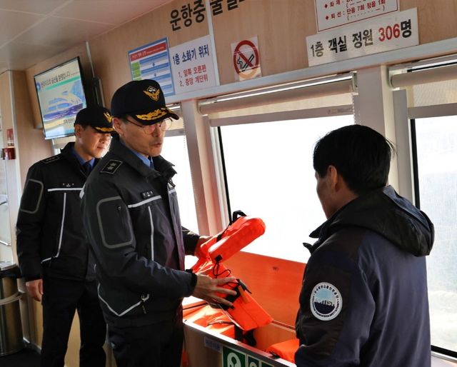 울릉도·독도 여객선 현장 점검하는 김성종 청장
