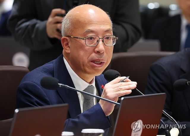 답변하는 조원철 법제처장