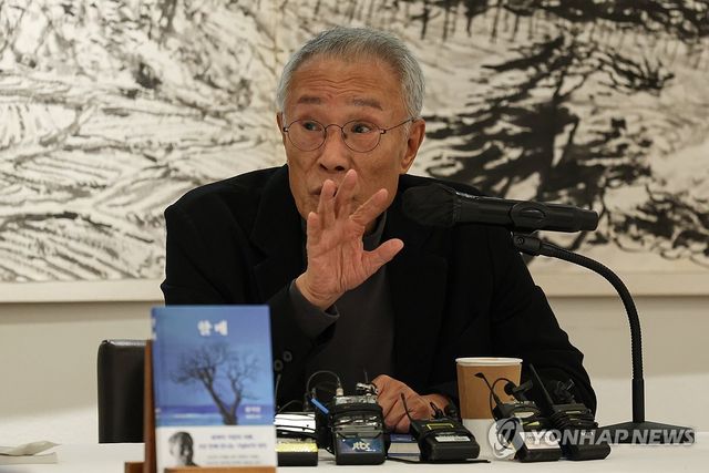 질문에 답하는 황석영