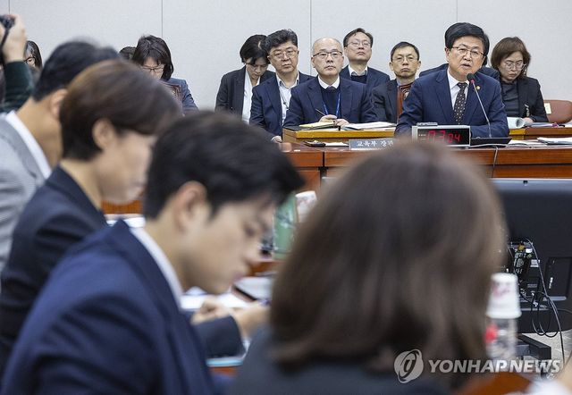 현안 질의에 답하는 최교진 교육부 장관