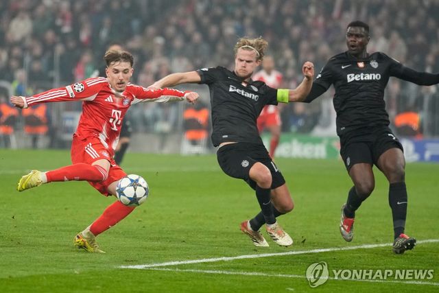 슈팅을 시도하는 뮌헨의 '17세 신성' 레나르트 카를