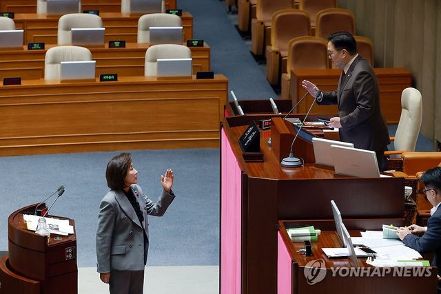 마이크 꺼지자 항의하는 나경원 의원
