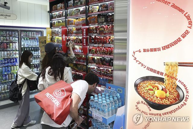 유통가 북적북적…中단체관광객 K팝앨범·푸드·뷰티 싹쓸이