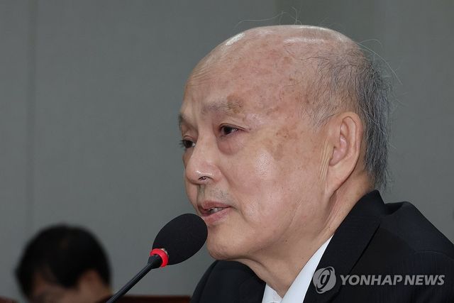 답변하는 안창호 인권위원장