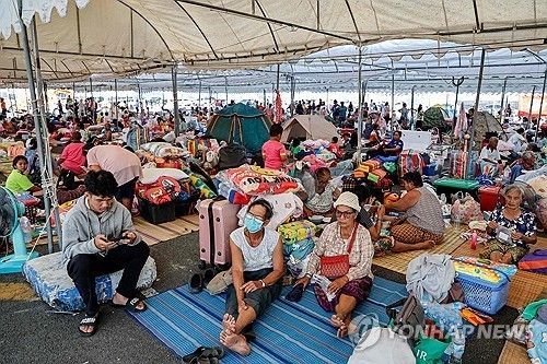 임시 대피소에 모인 태국인들