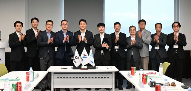 오세훈 서울시장 등 서울시, 서울경제진흥원 관계자들이 지난 8일(현지시간) 쿠알라룸푸르에서 열린 서울경제진흥원-틱톡 아시아 업무협약 체결 후 기념 촬영하고 있다. [틱톡 제공. 재판매 및 DB 금지]